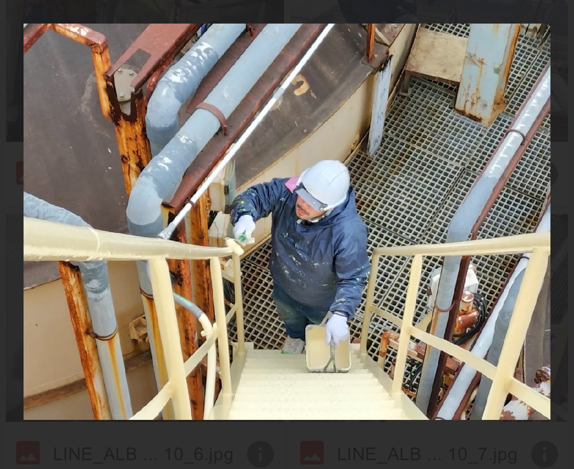 階段まわりの塗装作業